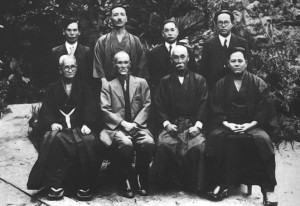 Von links nach rechts: Oben: Shinpan Shiroma, Choryo Maeshiro, Choshin Chibana, Genwa Nakashone, Unten: Chotoku Kyan, Kentsu Yabu, Chomo Hanashiro, Miyagi.